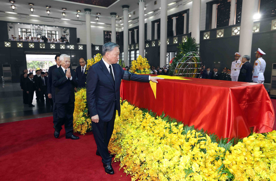 The delegation of the President's Office, led by Politburo member and President To Lam, pays respects to General Secretary Nguyen Phu Trong. Photo: VNA