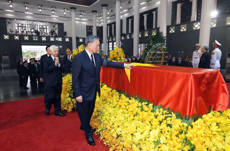 The delegation of the President's Office, led by Politburo member and President To Lam, pays respects to General Secretary Nguyen Phu Trong. Photo: VNA