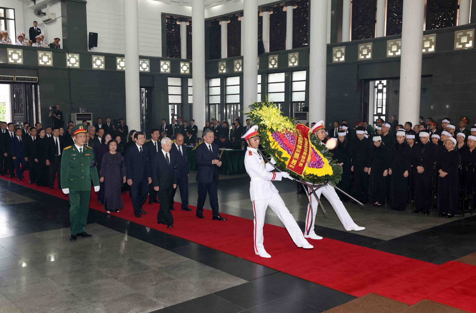 The delegation of the President's Office, led by Politburo member and President To Lam, pays respects to General Secretary Nguyen Phu Trong. Photo: VNA