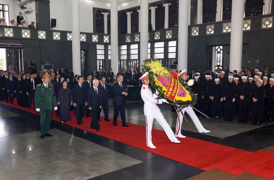 The delegation of the President's Office, led by Politburo member and President To Lam, pays respects to General Secretary Nguyen Phu Trong. Photo: VNA