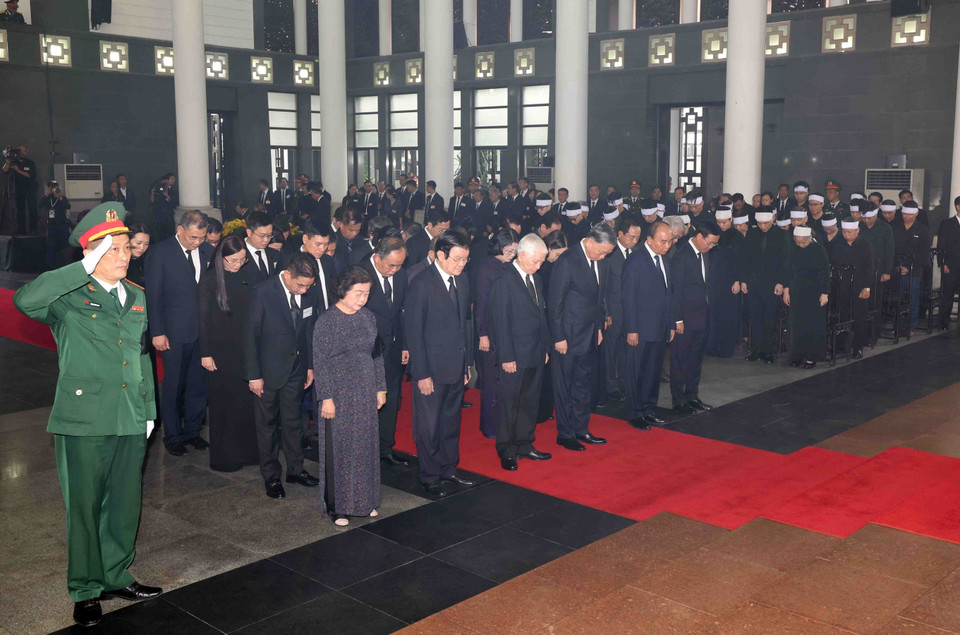 The delegation of the President's Office, led by Politburo member and President To Lam, pays respects to General Secretary Nguyen Phu Trong. Photo: VNA