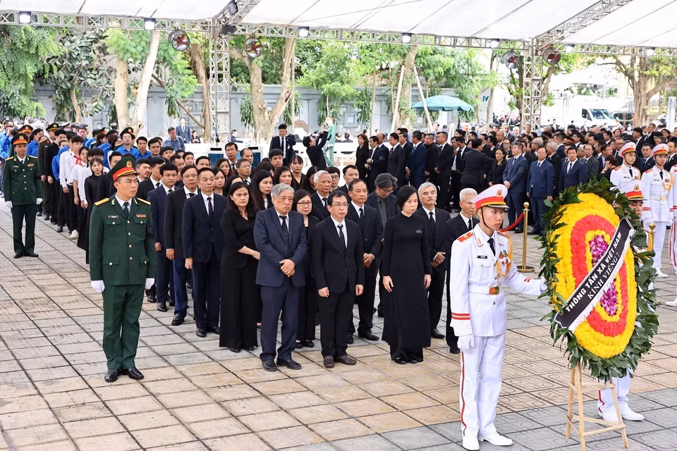 The Vietnam News Agency (VNA) delegation, led by General Director Vu Viet Trang, pays respects to General Secretary Nguyen Phu Trong at the National Funeral Hall, No. 5 Tran Thanh Tong, Hanoi. Photo: VNA
