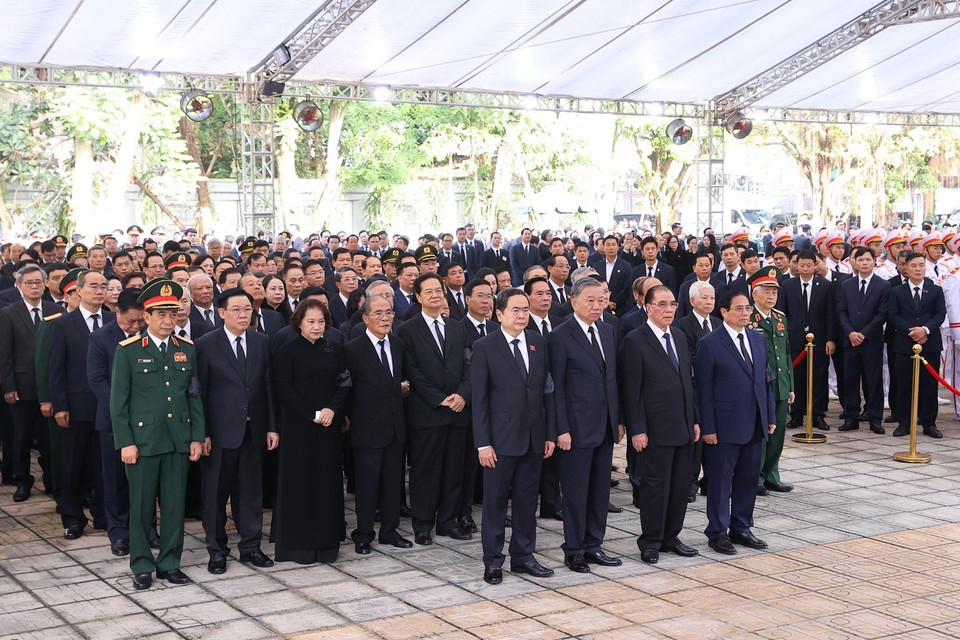 The delegation of the Central Committee of the Communist Party of Vietnam, led by Politburo member and President To Lam prepares to pay respects to General Secretary Nguyen Phu Trong. Photo: VNA