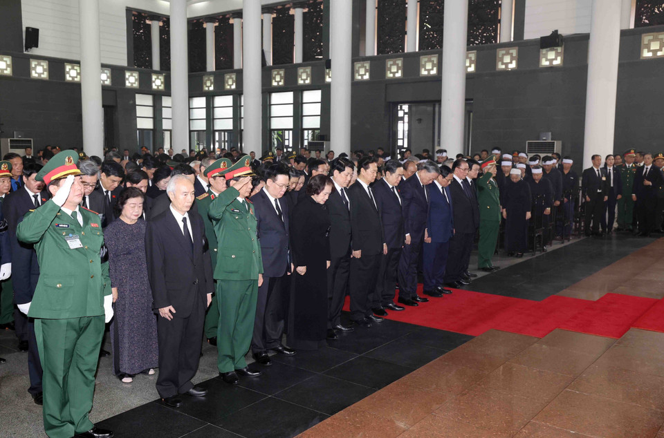 The delegation of the Central Committee of the Communist Party of Vietnam, led by Politburo member and President To Lam pays respects to General Secretary Nguyen Phu Trong. Photo: VNA