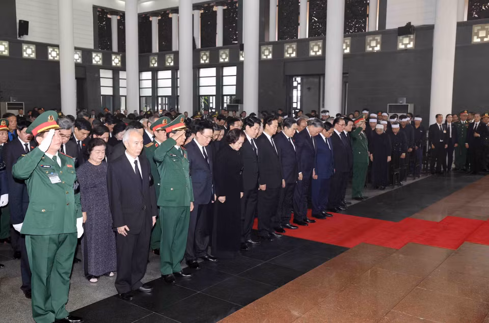 The delegation of the Central Committee of the Communist Party of Vietnam, led by Politburo member and President To Lam pays respects to General Secretary Nguyen Phu Trong. Photo: VNA