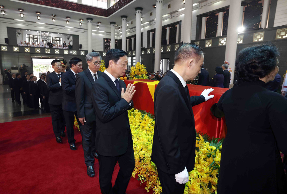 The delegation of the Central Committee of the Communist Party of Vietnam pays respects to General Secretary Nguyen Phu Trong. Photo: VNA