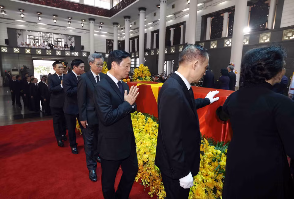 The delegation of the Central Committee of the Communist Party of Vietnam pays respects to General Secretary Nguyen Phu Trong. Photo: VNA