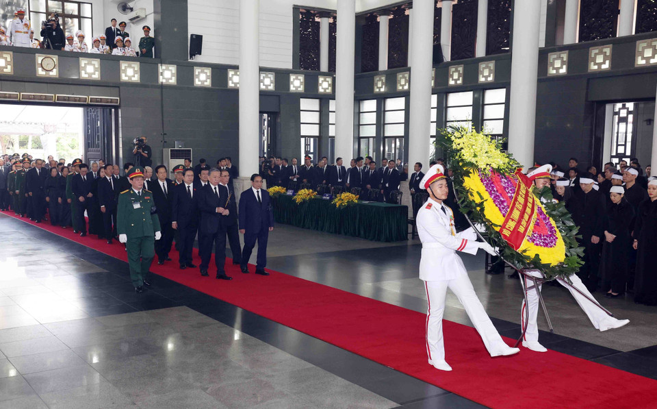 The delegation of the Central Committee of the Communist Party of Vietnam, led by Politburo member and President To Lam pays respects to General Secretary Nguyen Phu Trong. Photo: VNA