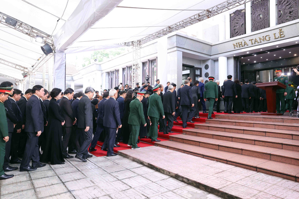 The delegation of the Central Committee of the Communist Party of Vietnam, led by Politburo member and President To Lam pays respects to General Secretary Nguyen Phu Trong at the National Funeral Hall, No. 5 Tran Thanh Tong, Hanoi. Photo: VNA