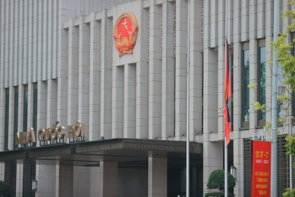 During the mourning, government offices, public places, and institutions fly the flag at half-mast and suspend all recreational and entertainment activities. In the photo: Flag at half-mast at the National Assembly Building in Hanoi. (Photo: VNA)
