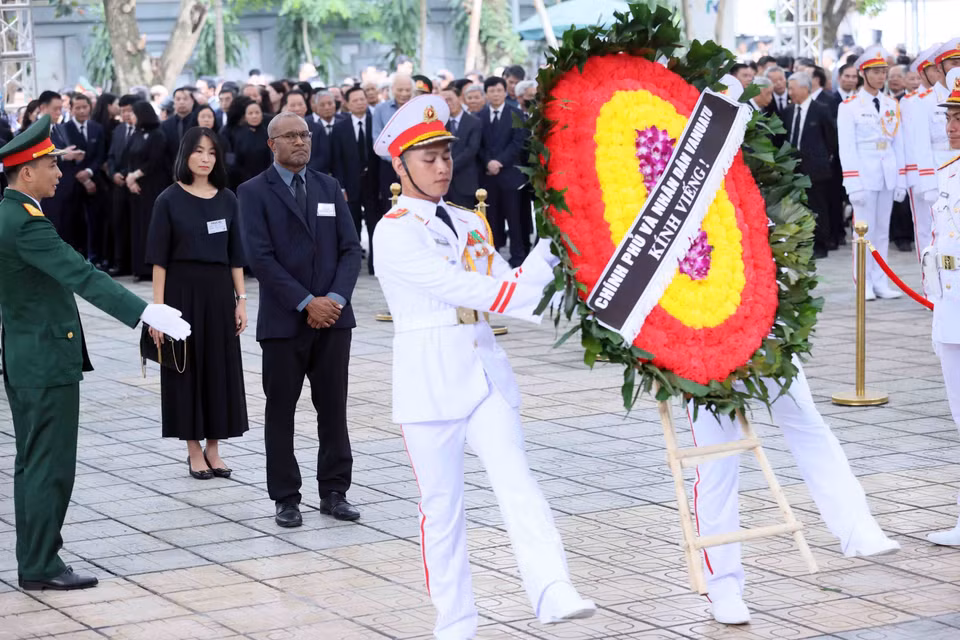 The Vanuatu delegation, led by Minister and Attorney General Arnold Kiel Loughman, pays respects to General Secretary Nguyen Phu Trong. Photo: VNA