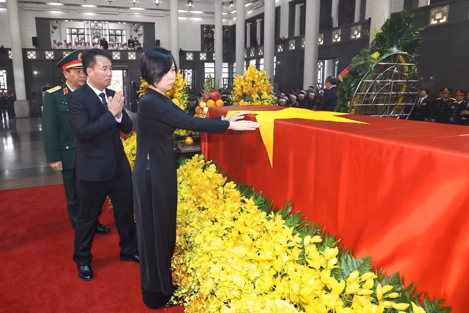 The Government delegation pays respects to General Secretary Nguyen Phu Trong. Photo: VNA