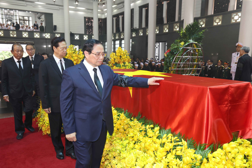 The Government delegation, led by Prime Minister Pham Minh Chinh, pays respects to General Secretary Nguyen Phu Trong. Photo: VNA 