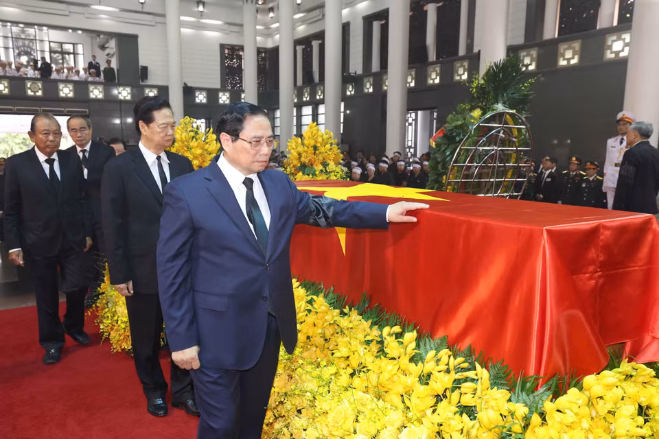 The Government delegation, led by Prime Minister Pham Minh Chinh, pays respects to General Secretary Nguyen Phu Trong. Photo: VNA ﻿