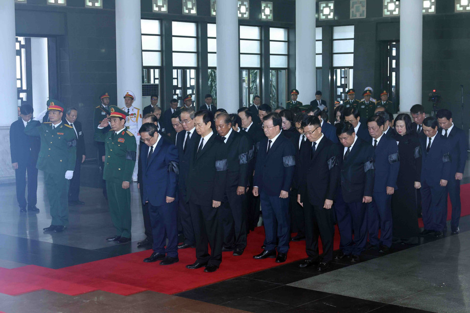 The Government delegation, led by Prime Minister Pham Minh Chinh, pays respects to General Secretary Nguyen Phu Trong. Photo: VNA