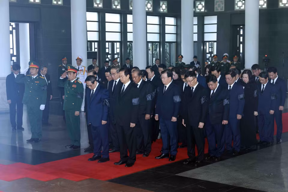 The Government delegation, led by Prime Minister Pham Minh Chinh, pays respects to General Secretary Nguyen Phu Trong. Photo: VNA