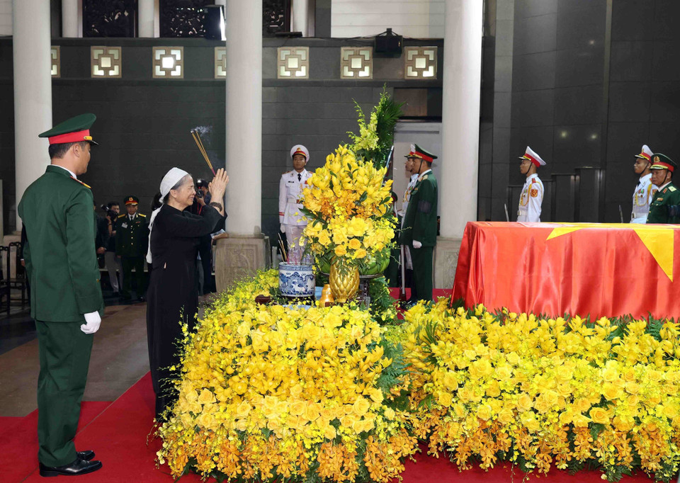 Ngo Thi Man, spouse of General Secretary Nguyen Phu Trong, lights incense to pay her respects. Photo: VNA