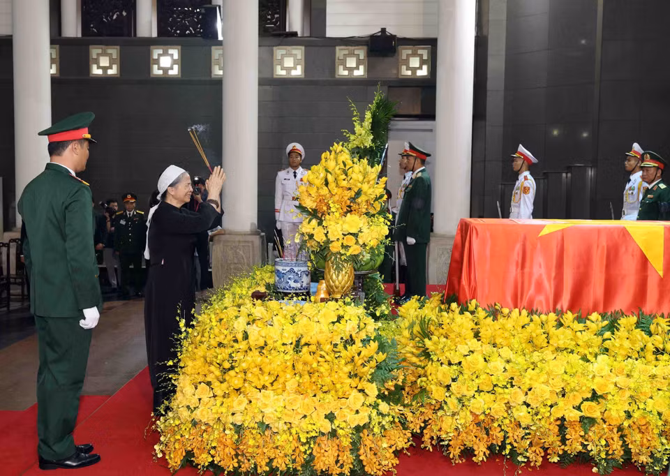 Ngo Thi Man, spouse of General Secretary Nguyen Phu Trong, lights incense to pay her respects. Photo: VNA