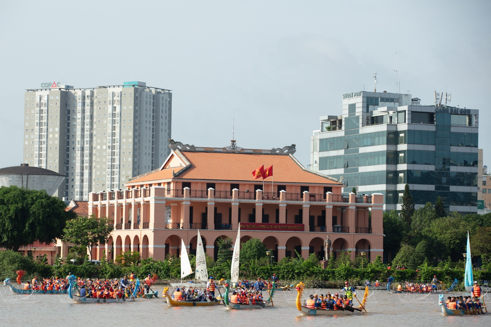 Dragon boat racing on the Saigon River, in the section near Nha Rong Wharf and Bach Dang Wharf Park. (Photo: VNP)
