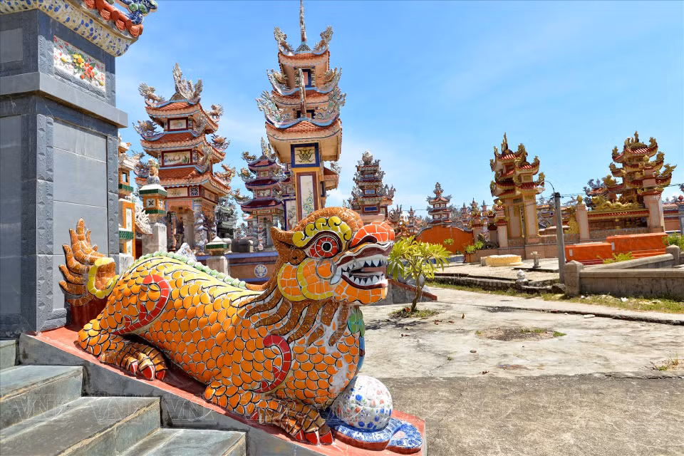 A yellow-glazed porcelain lion before the tomb symbolizes the family’s wealth, elegance and power. (Photo: VNP)
