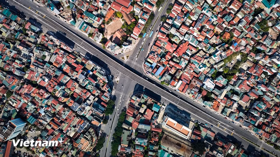The project includes a 211-meter overpass across Nguyen Van Cu Street, the final segment linking the Hanoi-Hai Phong Expressway interchange with Vinh Tuy, Chuong Duong, and Dong Tru bridges. (Photo: Hoai Nam/Vietnam+)