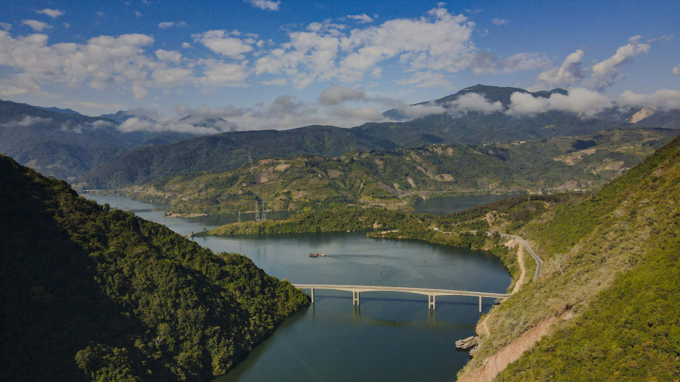 Captivating beauty of the Da river during flood season (Photo: VNA)