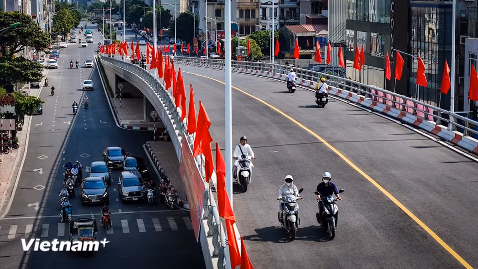 The project is essential in strengthening Long Bien district’s road network and urban infrastructure, supporting economic growth, and enhancing the cityscape and living environment for residents. (Photo: Hoai Nam/Vietnam+)