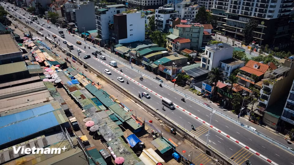 The upgraded road features a width of 26.5 to 31 meters, with a main road accommodating 4-6 lanes and a 5-meter-wide service road along the dike. (Photo: Hoai Nam/Vietnam+)