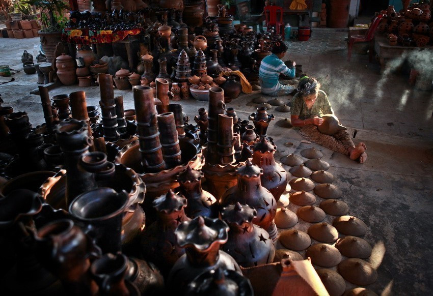 UNESCO recognised Cham pottery craft in the south-central province of Ninh Thuan as an intangible cultural heritage in need of urgent safeguarding in 2023. (Photo: VNA)