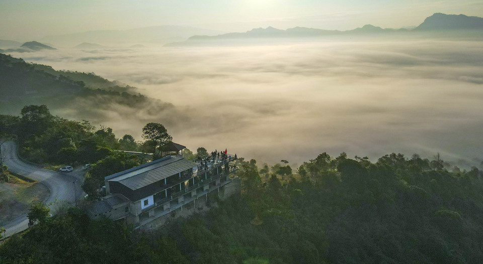 A sea of clouds floating around Tang Quai pass. (Photo: VNA)
