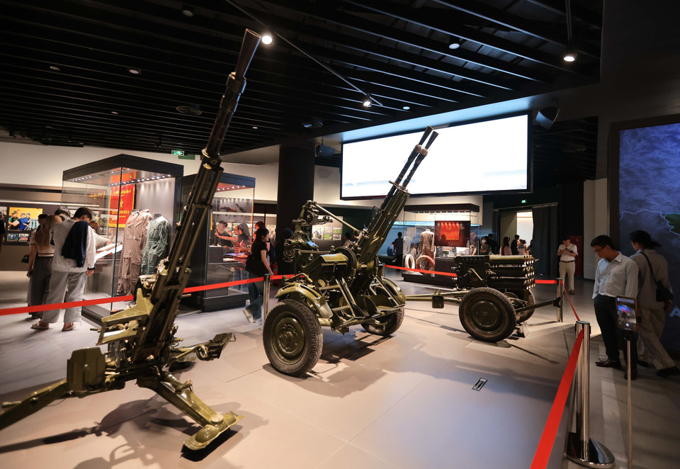 Numerous valuable artifacts are displayed, providing the public insight into Vietnam's military history. (Photo: VNA)