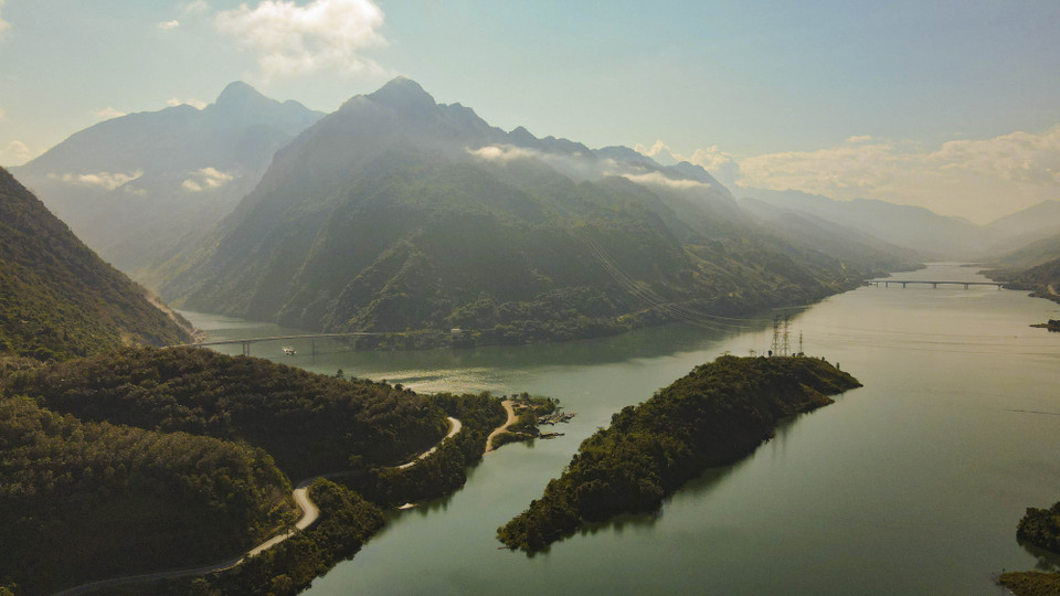 The scenery of the Da river alongside majestic mountains. (Photo: VNA)