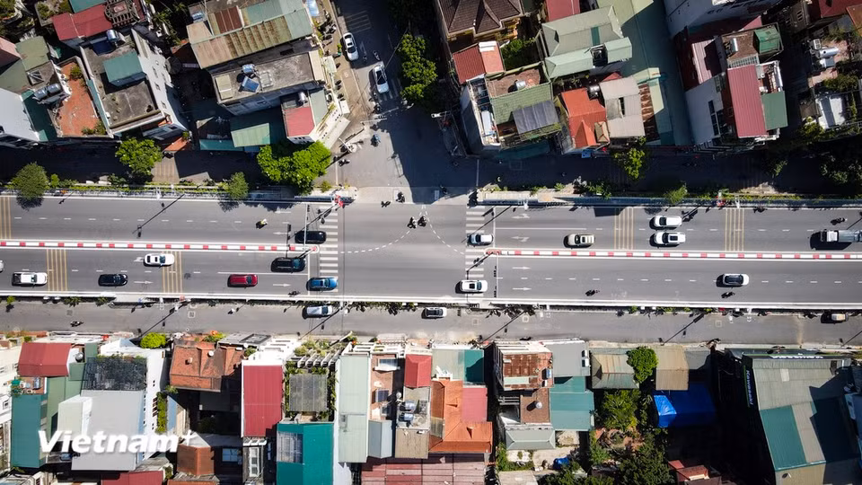 The Xuan Dieu Road Improvement Project in Tay Ho district, completed after overcoming significant challenges, supports traffic flow and complements the An Duong-Au Co Road. (Photo: Hoai Nam/Vietnam+)