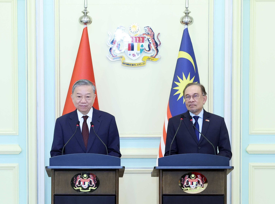 Party General Secretary To Lam and Prime Minister Anwar Ibrahim deliver statements to the press. (Photo: VNA)