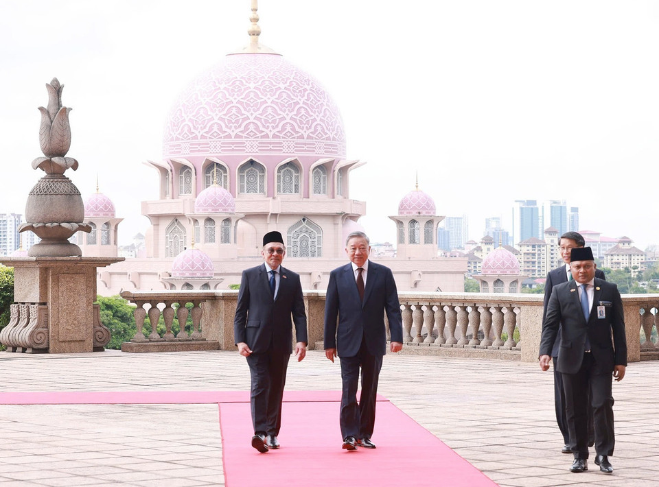 Party General Secretary To Lam and Prime Minister Anwar Ibrahim at the welcome ceremony. (Photo: VNA)