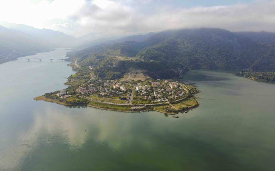 The Da river winds around the residential areas of Muong Lay. (Photo: VNA)
