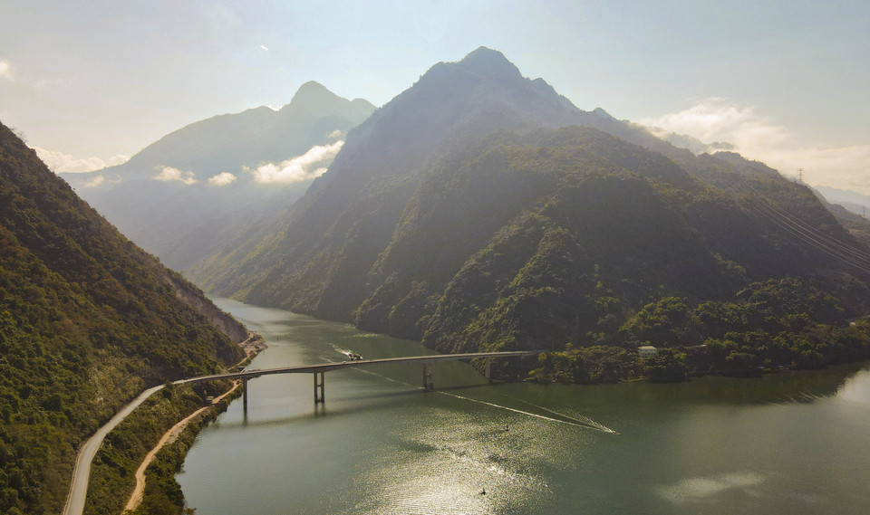 The Da River resembles a beautiful ink wash painting. (Photo: VNA)