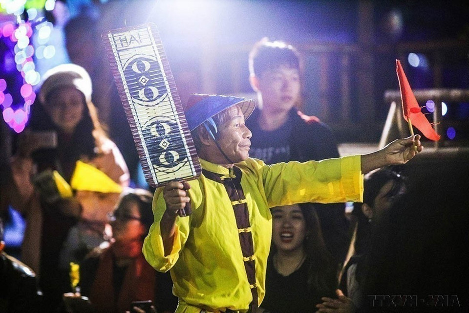 Choi singing – an intangible cultural heritage of humanity, is performed every evening in Hoi An ancient city in the central province of Quang Nam for tourists during the peak season. (Photo: VNA)