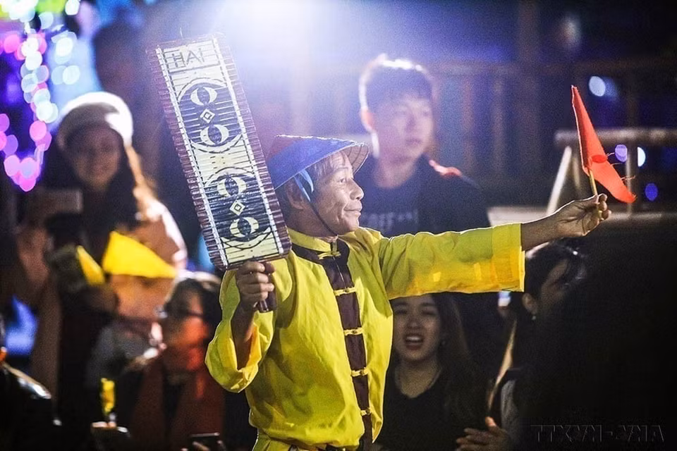 Choi singing – an intangible cultural heritage of humanity, is performed every evening in Hoi An ancient city in the central province of Quang Nam for tourists during the peak season. (Photo: VNA)