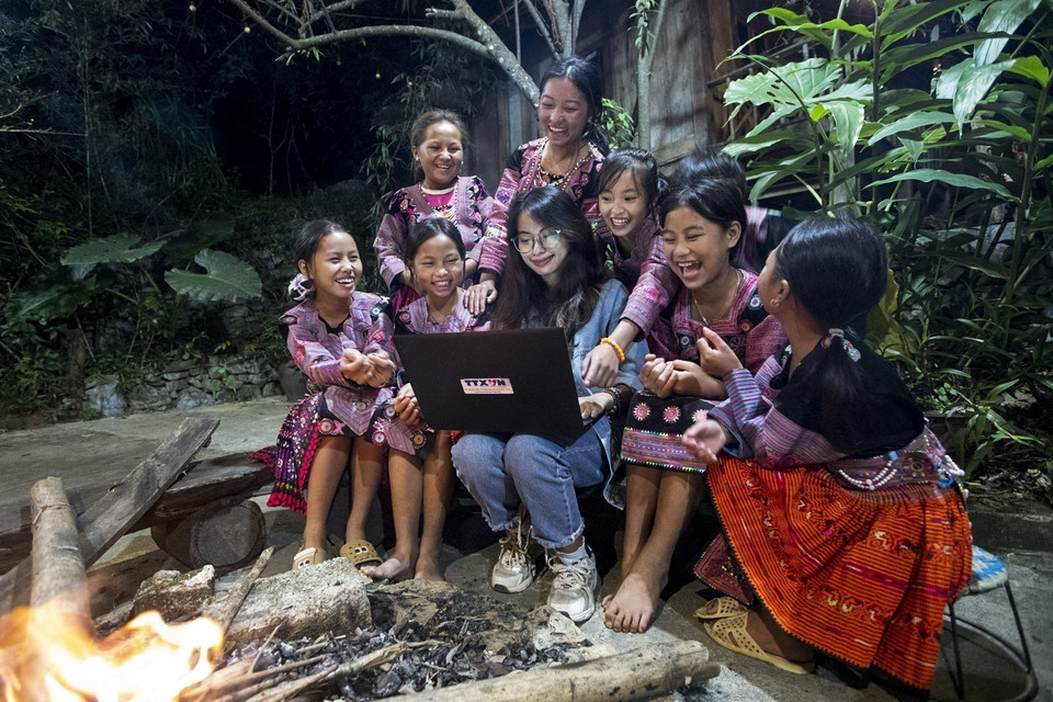 Mong children in Hang Kia commune are very friendly to visitors. (Photo: VNA)