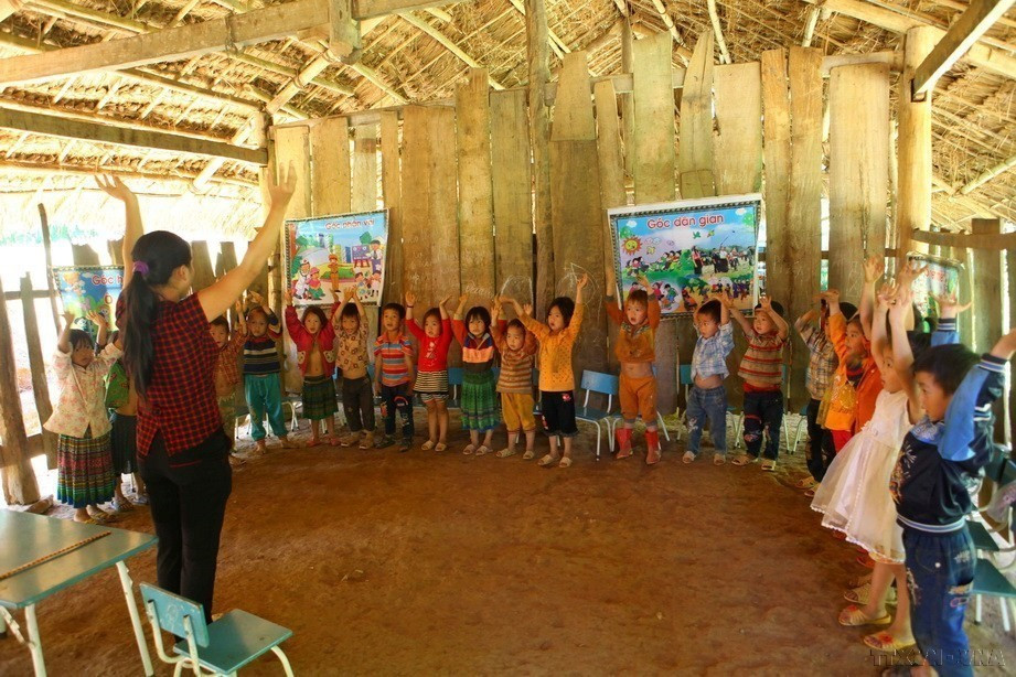 Dedicated teachers at Tham Xet preschool (Thuan Chau district, northwestern province of Son La) have worked with love to bring the light of knowledge to children in highland areas, illuminating their future with education. (Photo: VNA)