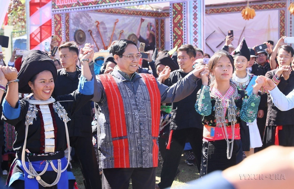 Prime Minister Pham Minh Chinh joins ethnic minority groups in a traditional xoe dance during the Great National Unity Day celebration at Sa De Phin commune, Sin Ho district, northern province of Lai Chau on November 18, 2023. (Photo: VNA)