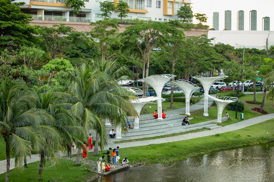 Residents enjoying leisure activities in an urban area along the Saigon River. (Photo: VNP)