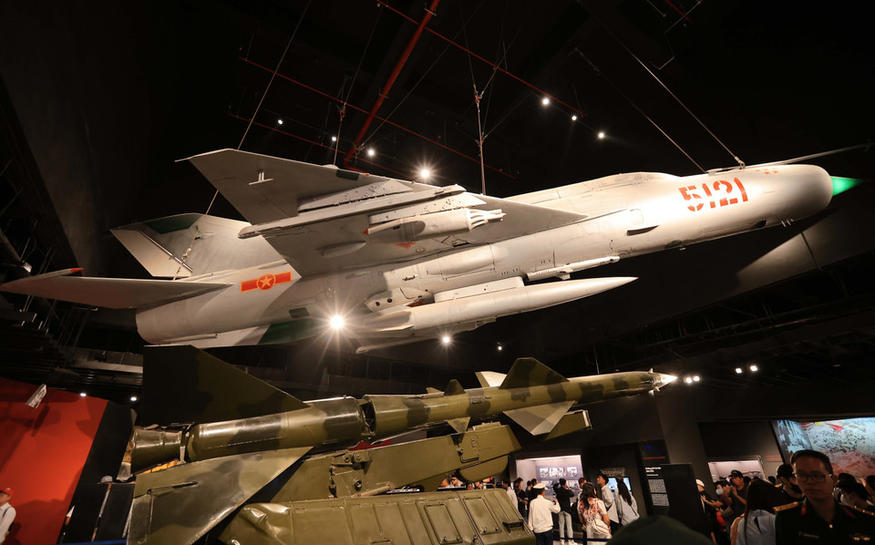 The MiG-21 aircraft with tail number 5121 is a national treasure. This aircraft was used in the "Hanoi - Dien Bien Phu in the Air" campaign, and is associated with several renowned Vietnamese pilots, including Pham Tuan, who famously shot down a B-52 "flying fortress." (Photo: VNA)