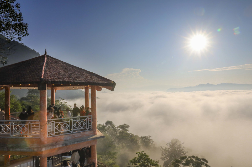 A rest stop on Tang Quai pass provides a good place for tourists to “hunt” clouds. (Photo: VNA)