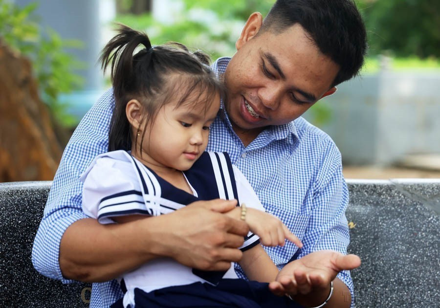 Teacher Cao Van Truyen, a Raglai ethnic in the mountainous Khanh Son district (the south-central province of Khanh Hoa), works at the Truong Sa Elementary School. His dedication has earns him the love of the children. (Photo: VNA)