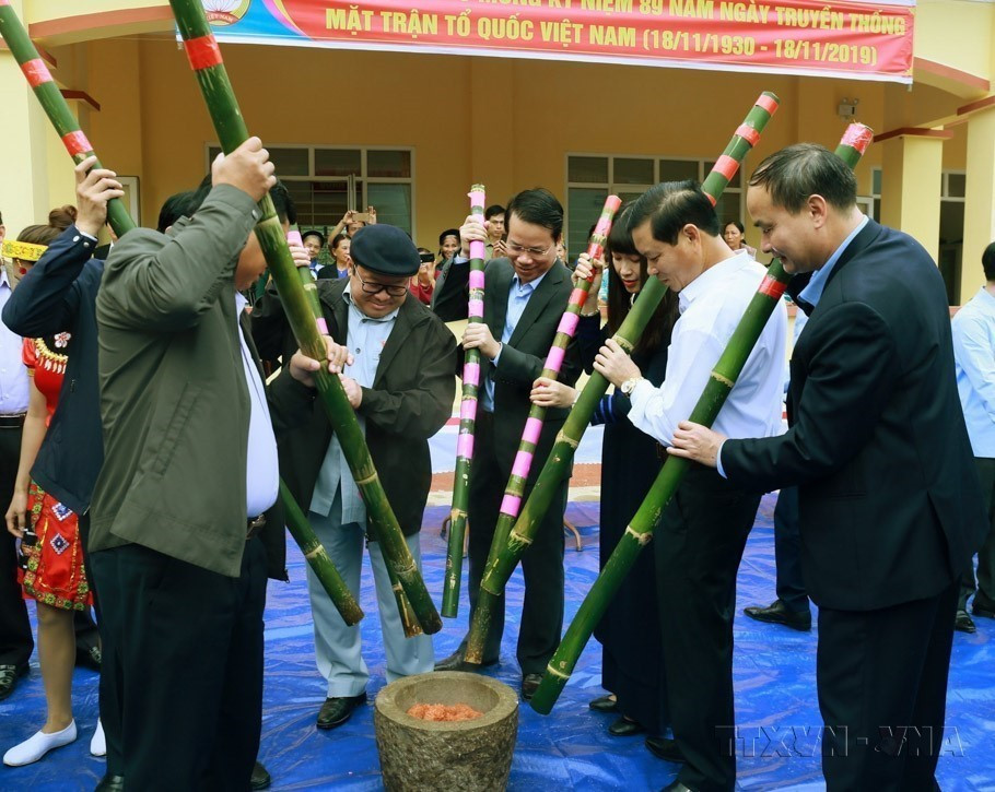 Chairman of the Vietnam Farmers' Union Central Committee Thao Xuan Sung celebrates the Great National Unity Day with residents of Trung Thanh hamlet, Thuong Nung commune, Vo Nhai district, northern province of Thai Nguyen in 2019. (Photo: VNA)