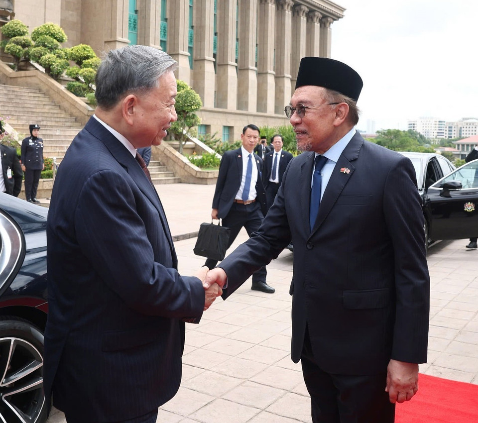 Prime Minister Anwar Ibrahim welcomes Party General Secretary To Lam. (Photo: VNA)