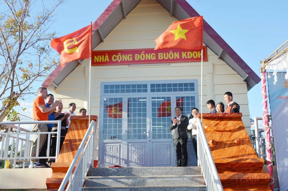 A community house is inaugurated on the occasion of the Great National Unity Day in Kdoh hamlet (Ea Tar commune, Cu M’Gar district, Central Highlands province of Dak Lak). (Photo: VNA)