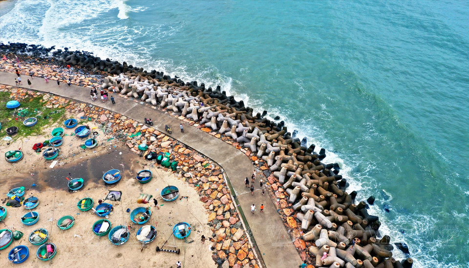 A winding path leading to the sea adds an enchanting touch to the landscape. (Photo: VNA)